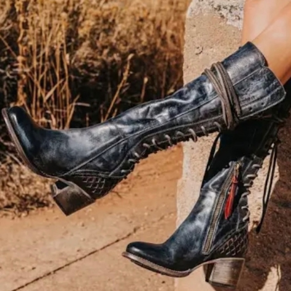 EUC Freebid Carver boots in Navy